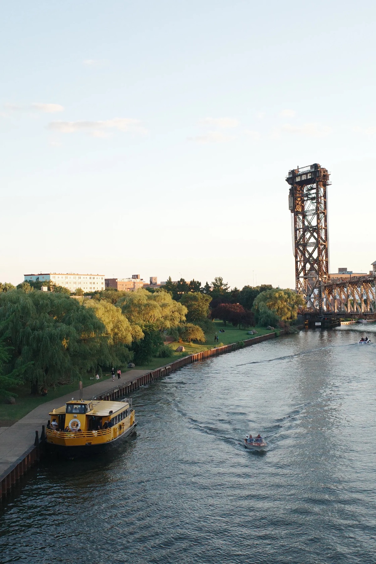 Water taxi on the Chicago River
