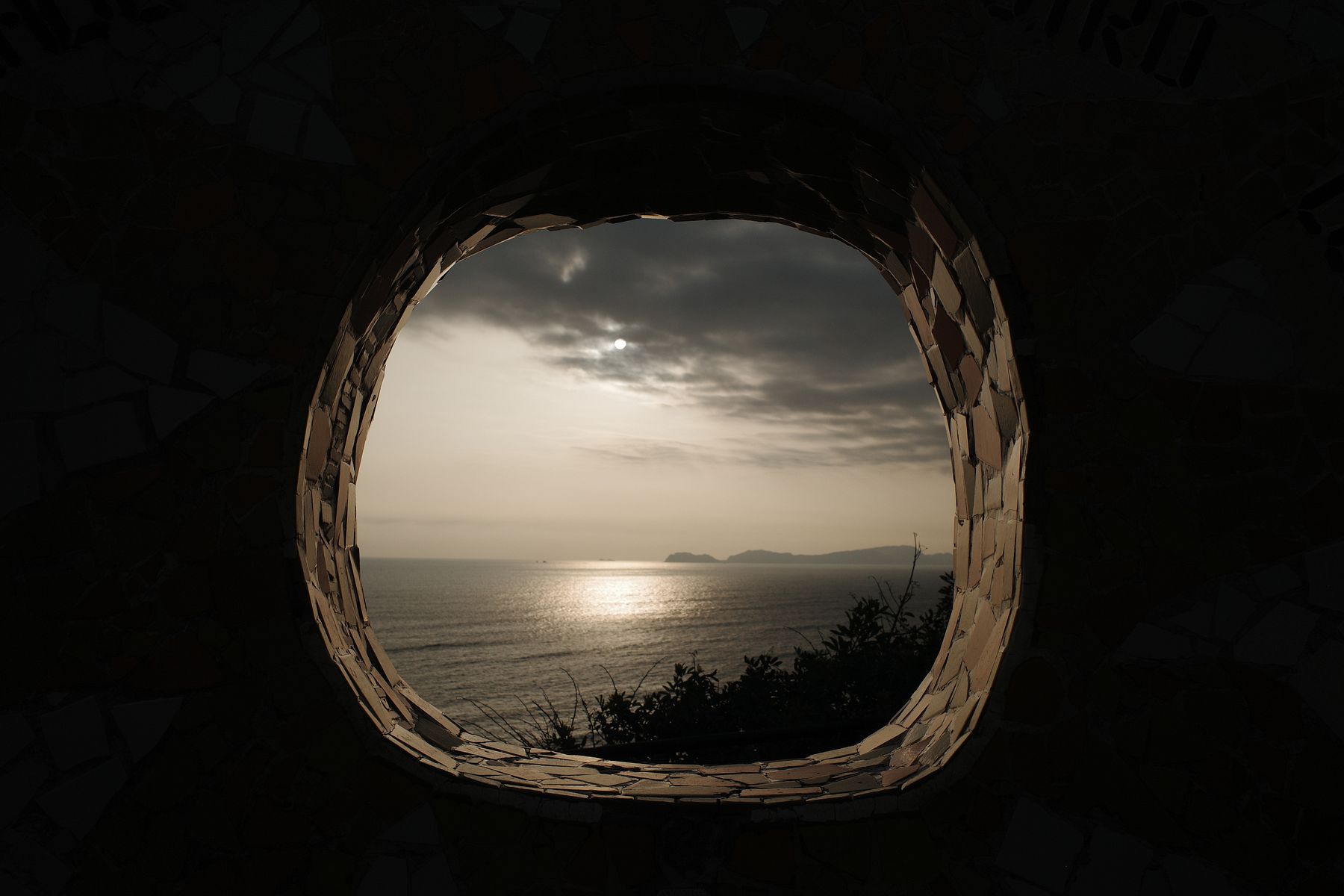 The Pacific through an arched window, Lima